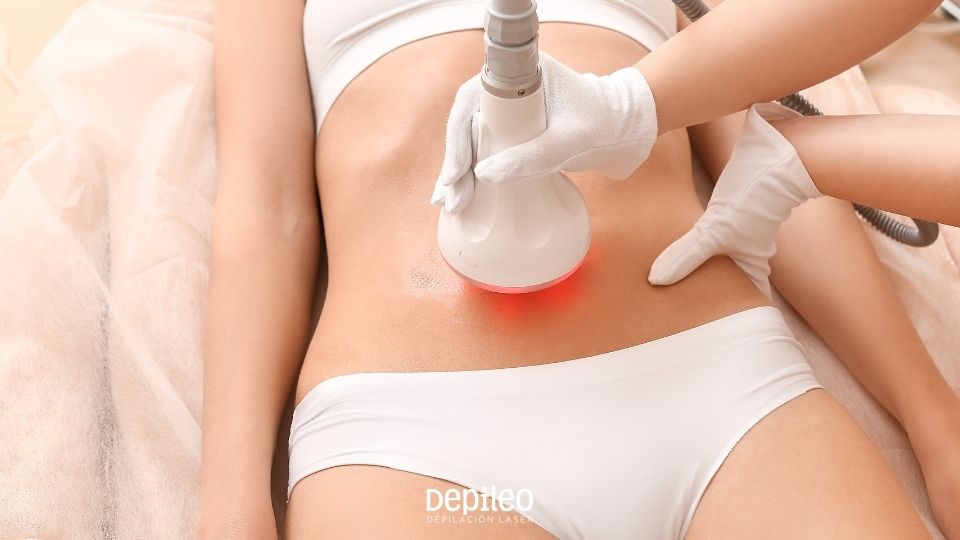 Tratamiento efectivo de cavitación abdominal para eliminar grasa localizada. Sesión de cavitación abdominal para combatir la grasa localizada de manera efectiva.