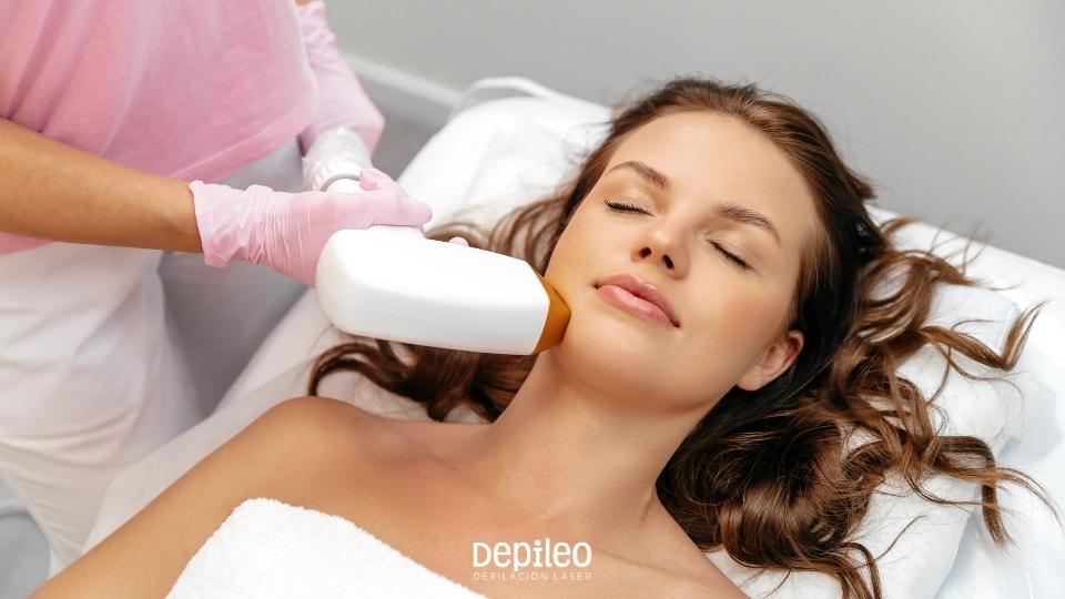 Sesión de depilación láser facial indolora en Murcia. Mujer recibiendo un tratamiento de depilación láser facial en Murcia.