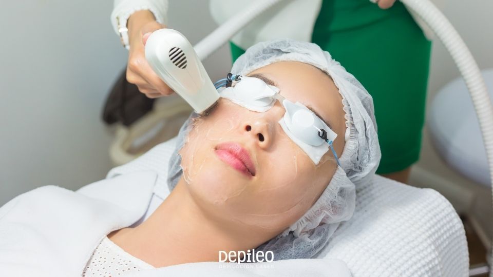 Soluciones personalizadas para depilación facial en Murcia Profesional aplicando tecnología SHR para depilación facial en Murcia.