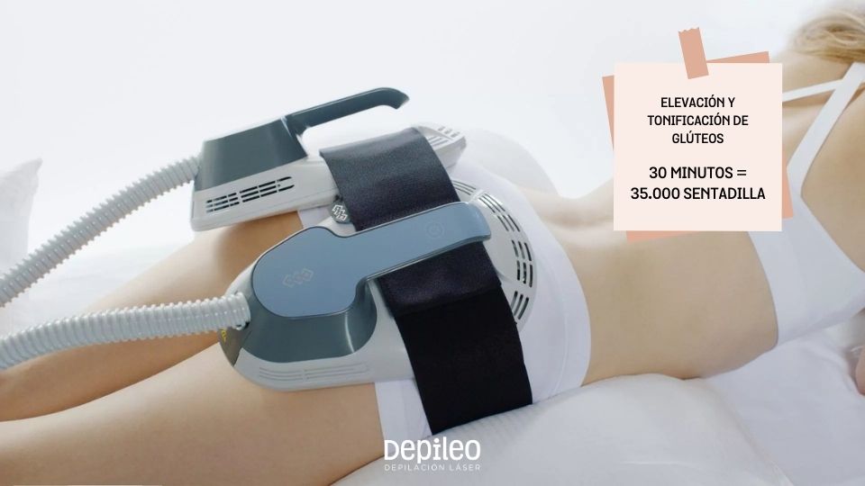 Mujer en una sesión de musculpt de elevación de glúteos Máquina Musculpt aplicando ondas electromagnéticas focalizadas de alta intensidad en los glúteos.