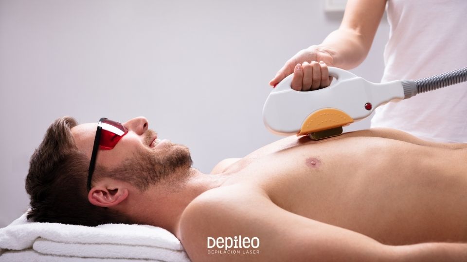 Sesión personalizada de depilación láser para hombres en Cartagena. Tratamiento de depilación láser indoloro para pecho y abdomen en un centro de Cartagena.