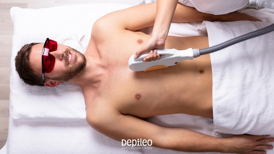 Depilación láser en pecho y abdomen en Murcia - Tecnología avanzada SHR. Hombre recibiendo depilación láser en pecho y abdomen con tecnología avanzada en Murcia.