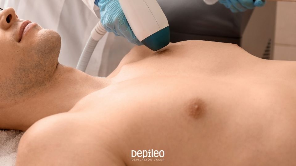 Hombre recibiendo depilación láser en pecho y abdomen en Lorca. Sesión de depilación láser en pecho y abdomen adaptada para todo tipo de piel en Lorca.