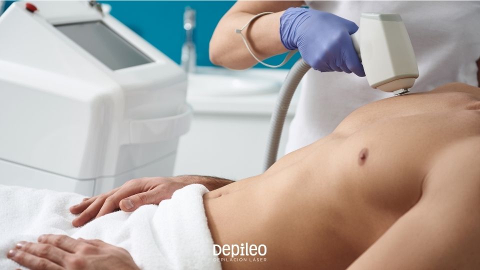 Tratamiento profesional de depilación láser en pecho y abdomen en Alicante. Hombre disfrutando de un tratamiento profesional de depilación láser en pecho y abdomen en Alicante.
